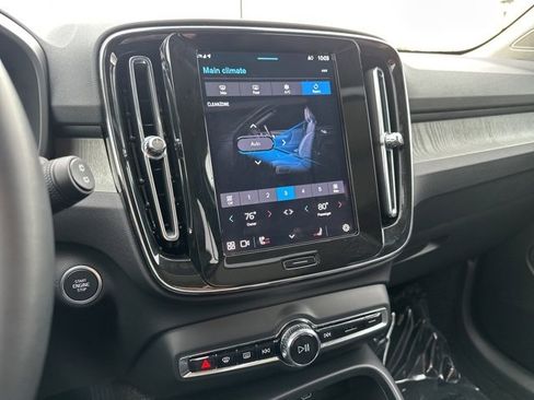 Certified 2025 Volvo XC40 B5 Core image 18