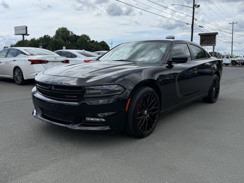 Used 2017 Dodge Charger SXT AWD/4WD image 3