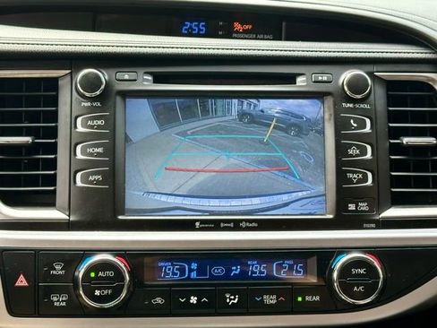 Used 2019 Toyota Highlander SE image 29