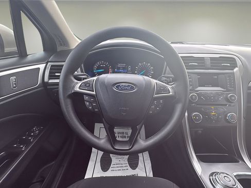 Used 2017 Ford Fusion SE image 11