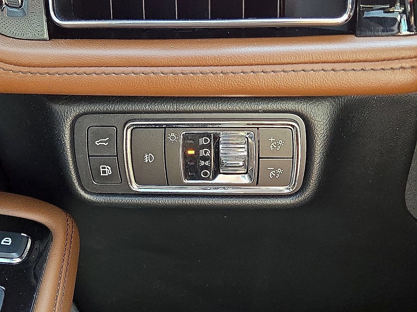 Used 2020 Lincoln Aviator Grand Touring w/ Equipment Group 302A AWD/4WD image 24