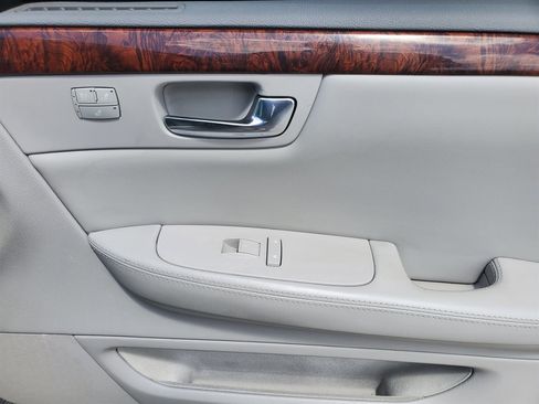 Used 2006 Cadillac DTS w/ Trunk Convenience Package image 34