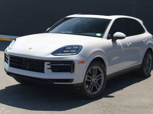 Certified 2025 Porsche Cayenne Base image 1