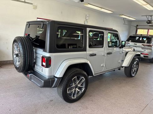 Used 2024 Jeep Wrangler Unlimited w/ Convenience Group AWD/4WD image 18