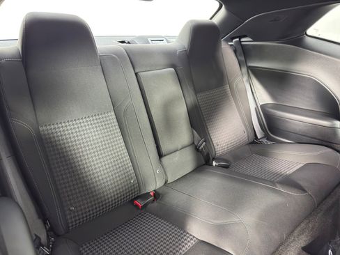 Used 2015 Dodge Challenger SXT image 29