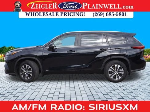 Used 2023 Toyota Highlander XLE image 2
