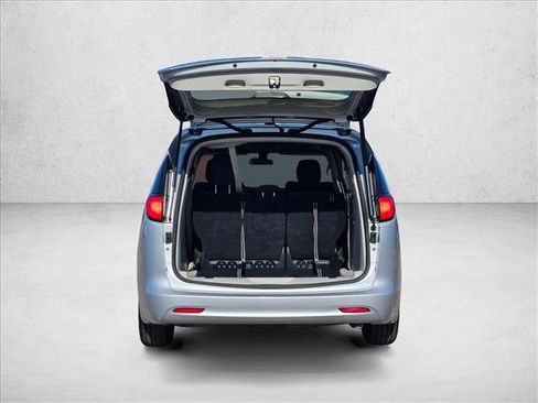 Used 2022 Chrysler Voyager LX image 6