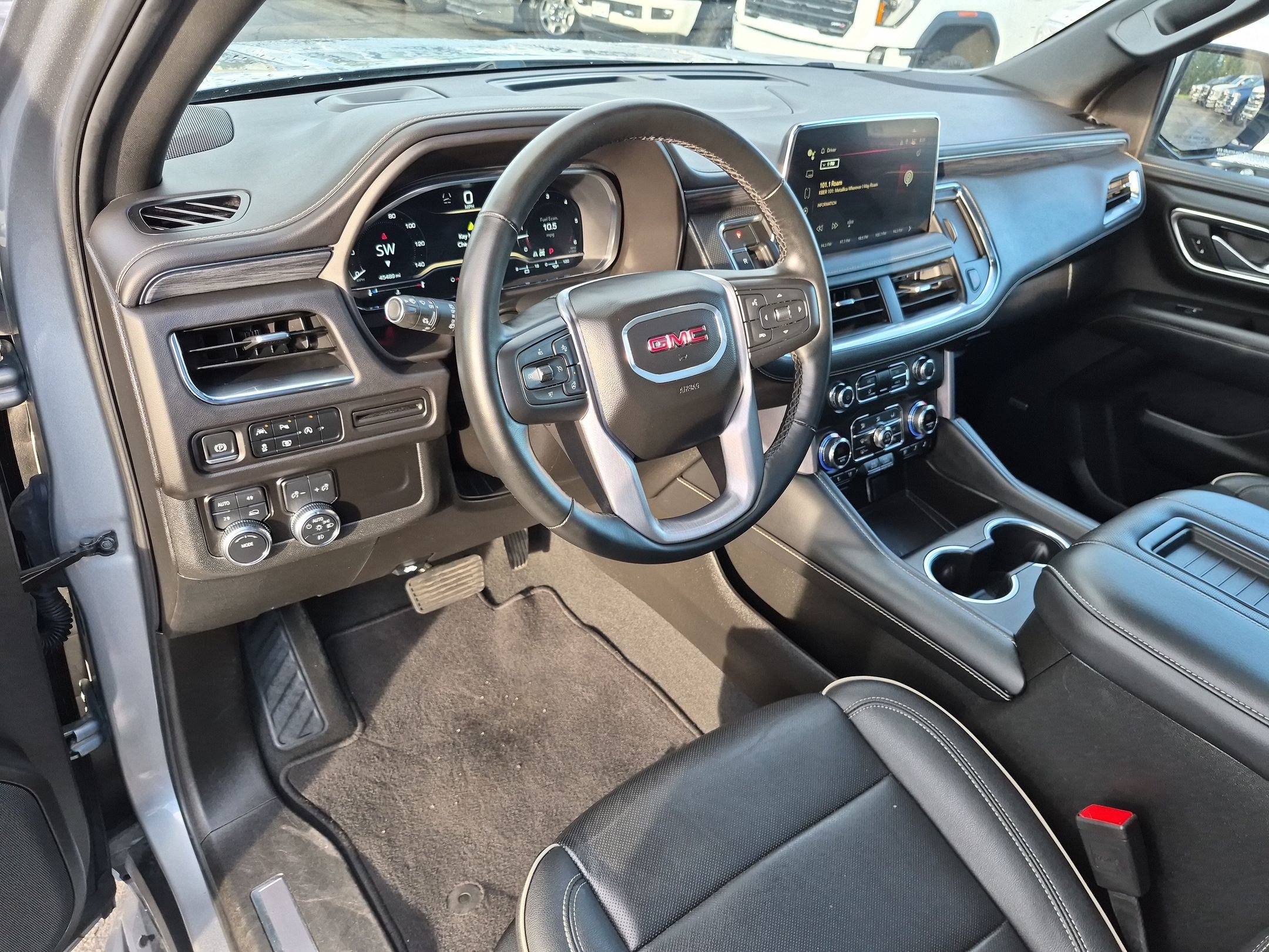 Used 2024 GMC Yukon XL SLT w/ SLT Luxury Package AWD/4WD image 17