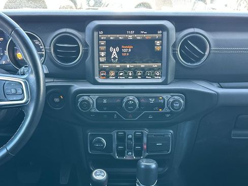 Used 2022 Jeep Wrangler Unlimited Sahara AWD/4WD image 16