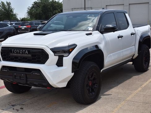Used 2025 Toyota Tacoma TRD Pro AWD/4WD image 2