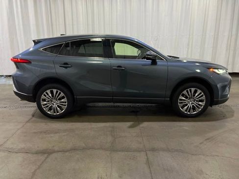 Certified 2022 Toyota Venza XLE AWD/4WD image 3