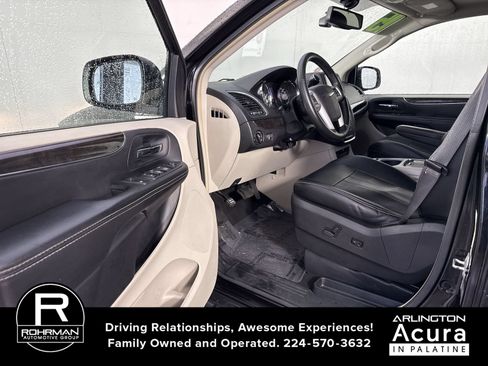 Used 2015 Chrysler Town & Country Touring-L w/ Driver Convenience Group FWD image 5