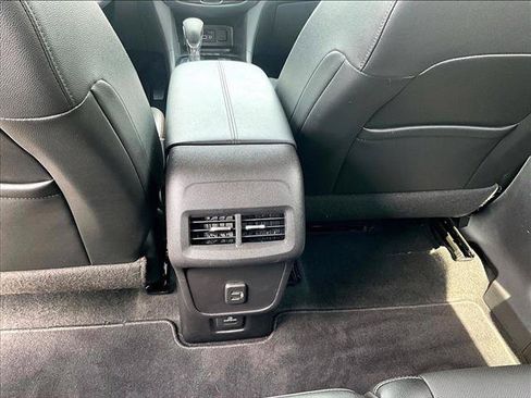 Used 2024 Chevrolet Equinox Premier FWD image 25