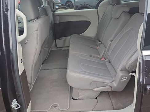 Used 2017 Chrysler Pacifica Touring image 22