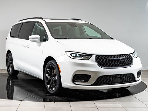 Used 2022 Chrysler Pacifica Limited w/ Uconnect Theater Family Group AWD/4WD image 12