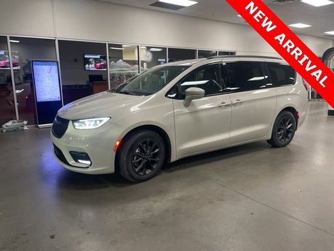 Used 2021 Chrysler Pacifica Touring-L w/ S Appearance Package image 5