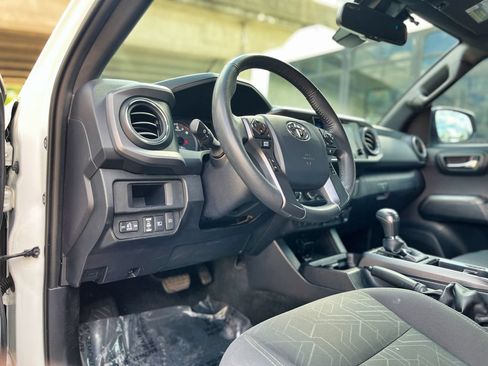 Used 2018 Toyota Tacoma TRD Off-Road AWD/4WD image 21