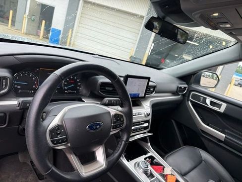 Used 2022 Ford Explorer XLT w/ Equipment Group 202A AWD/4WD image 9