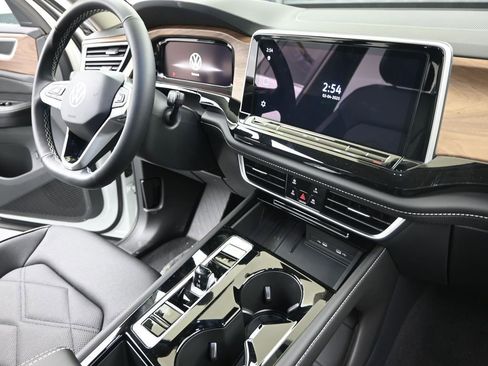 Used 2025 Volkswagen Atlas SE w/ Panoramic Sunroof Package image 13