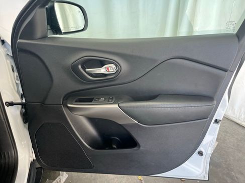 Used 2022 Jeep Cherokee Limited image 11