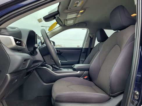Used 2023 Toyota Highlander LE image 19