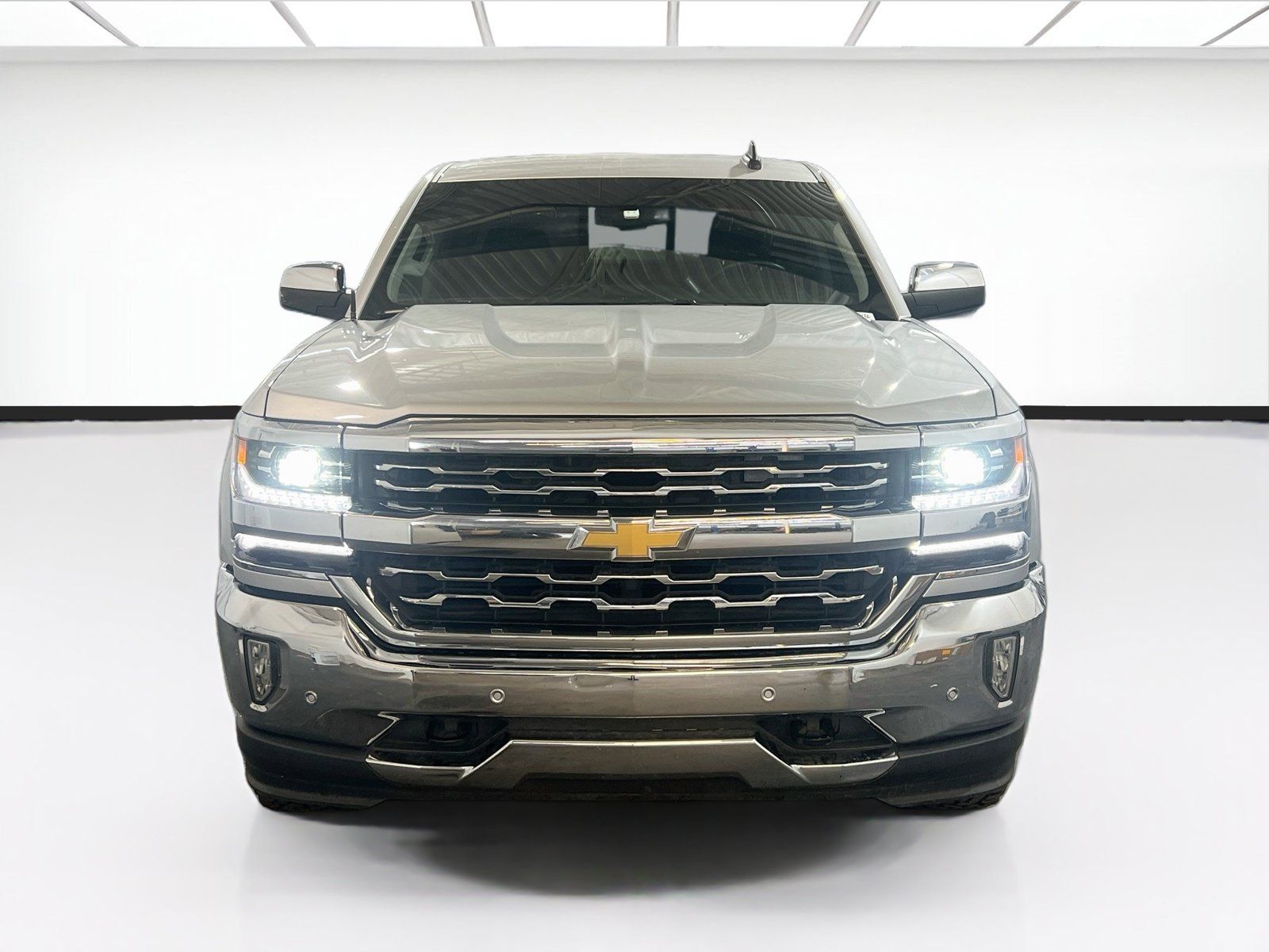 Used 2018 Chevrolet Silverado 1500 LTZ w/ LTZ Plus Package AWD/4WD image 2