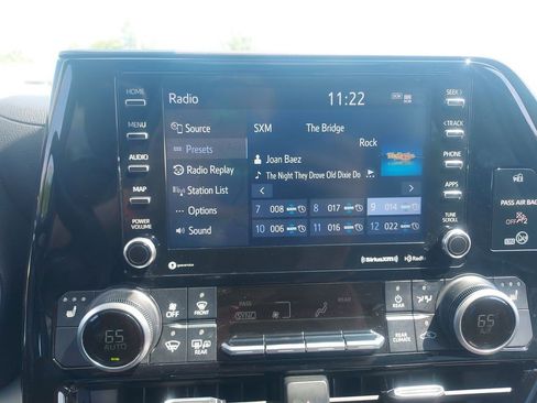Used 2020 Toyota Highlander XLE AWD/4WD image 13