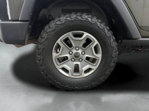 Used 2015 Jeep Wrangler Unlimited Rubicon w/ Connectivity Group AWD/4WD image 25