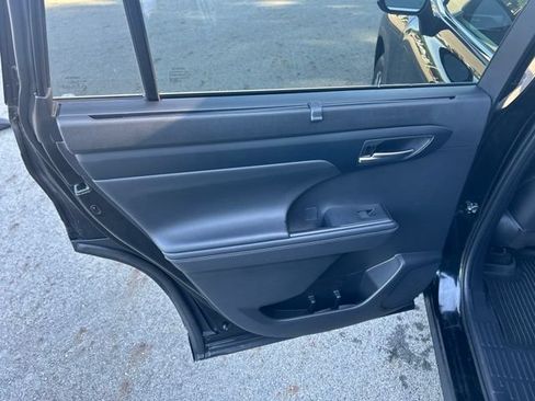 Used 2022 Toyota Highlander XLE AWD/4WD image 33