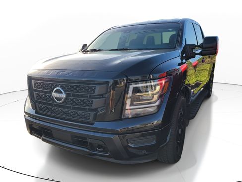 Used 2024 Nissan Titan SV w/ SV Convenience Package RWD image 3