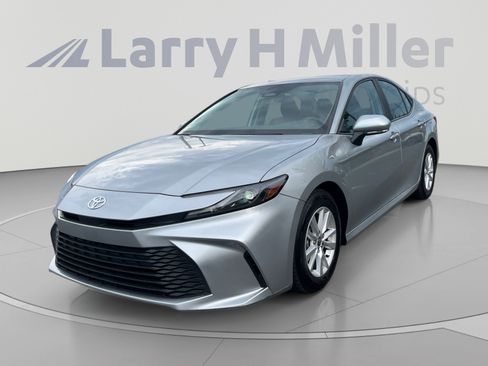 Used 2025 Toyota Camry LE FWD image 1