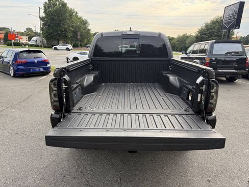 Used 2018 Toyota Tacoma TRD Sport AWD/4WD image 12