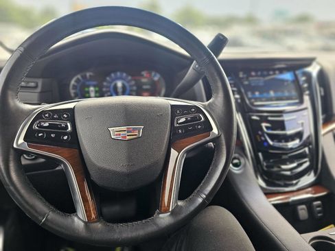 Used 2017 Cadillac Escalade Luxury image 34