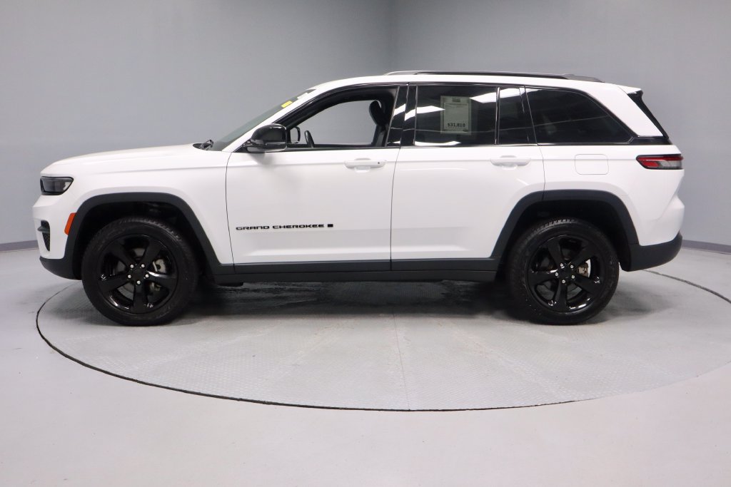 Used 2024 Jeep Grand Cherokee Altitude AWD/4WD image 8