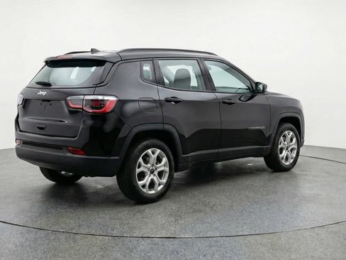 Used 2025 Jeep Compass Latitude AWD/4WD image 9
