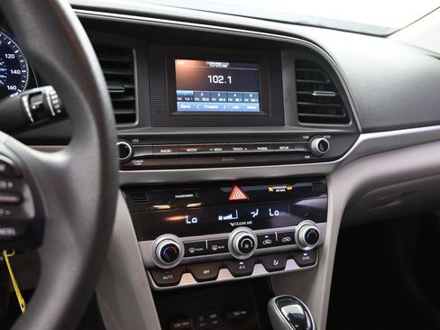 Used 2020 Hyundai Elantra SE FWD image 19
