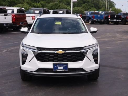 Used 2025 Chevrolet Trax LT w/ LT Convenience Package FWD image 4