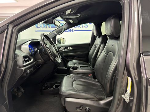 Used 2021 Chrysler Pacifica Touring-L w/ S Appearance Package FWD image 9