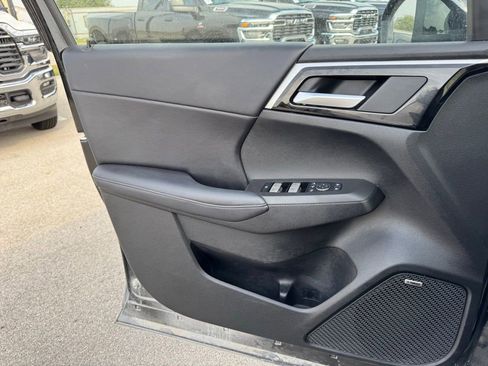 Used 2025 Mitsubishi Outlander SE FWD image 12