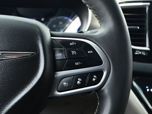 Used 2024 Chrysler Pacifica Touring-L FWD image 14