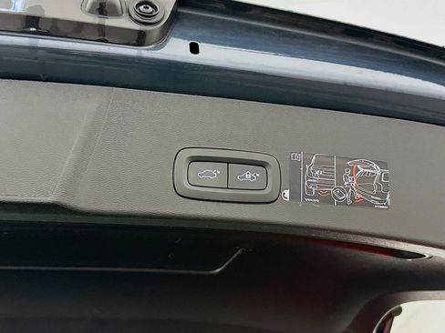 Used 2022 Volvo XC40 P8 Recharge Plus image 32