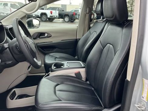 Used 2024 Chrysler Pacifica Touring-L FWD image 29