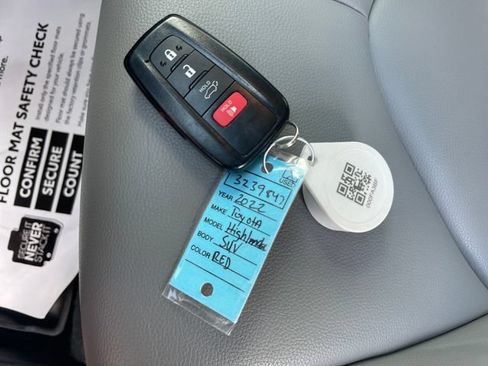 Used 2022 Toyota Highlander XLE AWD/4WD image 31