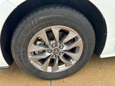 Used 2024 Toyota Sienna LE image 11