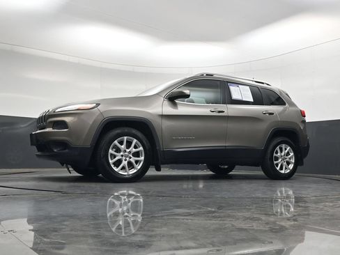 Used 2018 Jeep Cherokee Latitude w/ Cold Weather Group AWD/4WD image 42