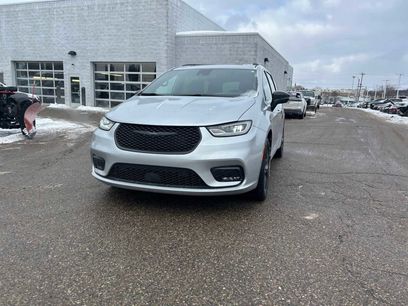 Used 2023 Chrysler Pacifica Limited w/ Uconnect Theater Family Group