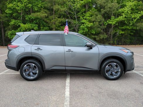 Used 2025 Nissan Rogue SV FWD image 3