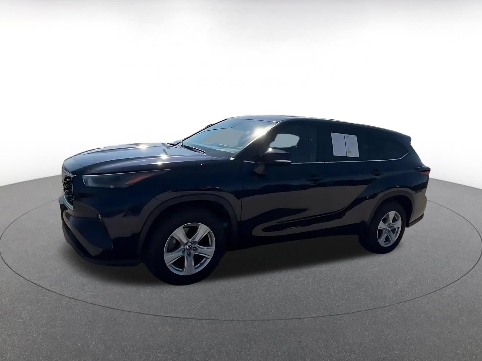Used 2025 Toyota Highlander LE FWD image 7