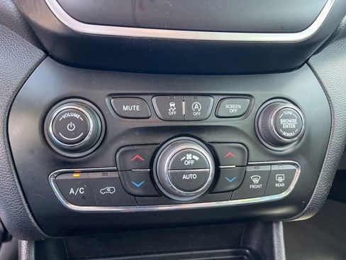 Used 2019 Jeep Cherokee Latitude Plus w/ Comfort/Convenience Group FWD image 22