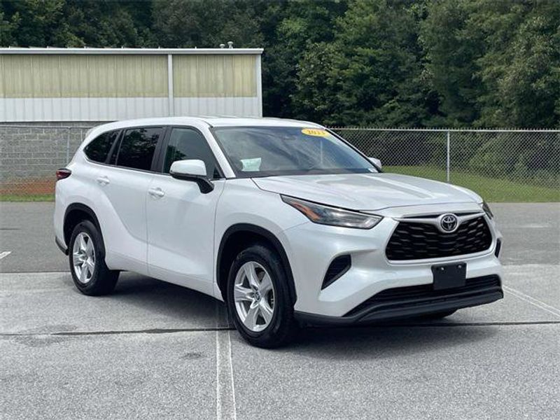 Certified 2023 Toyota Highlander L image 1